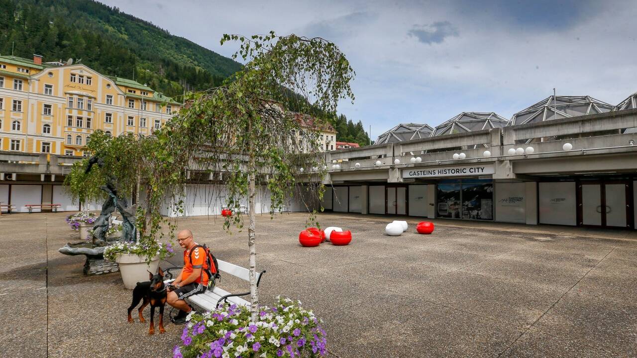 Beim ehemaligen Kongresshaus 