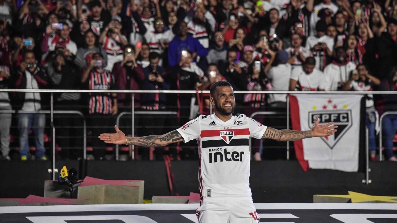 Ich bin gekommen, euch zu erlösen: Dani Alves landet bei Sao Paulo FC.  