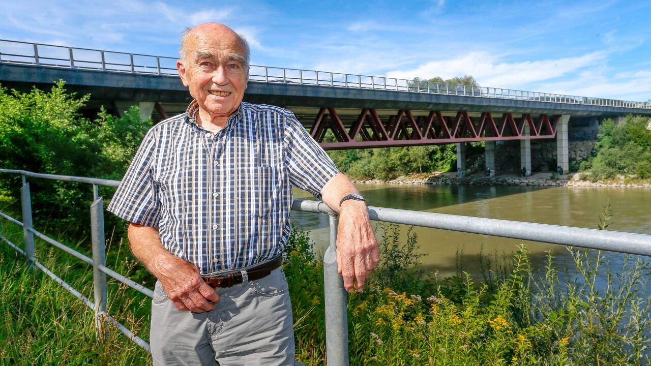 Gerold Müller vor der Autobahnbrücke Salzburg Nord bei Bergheim. Den Einsturz des Vorgänger-Bauwerks erlebte er hautnah mit.  