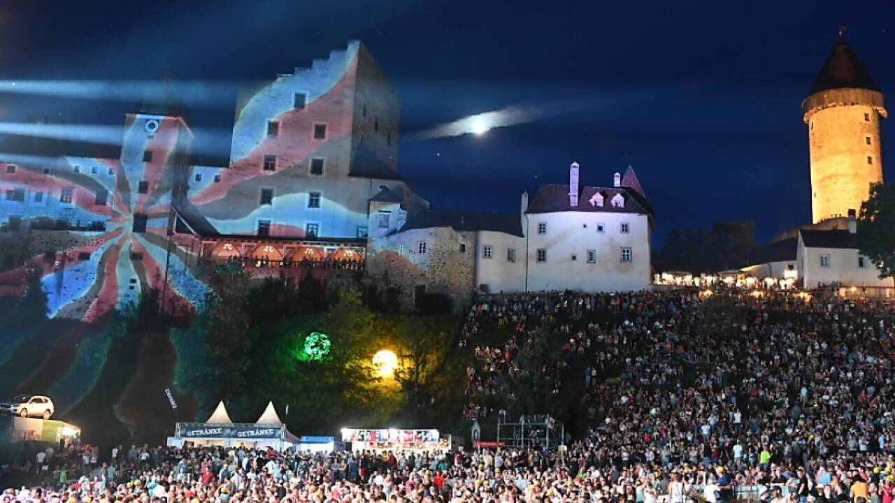 Zahlreiche Zuschauer beim Austropop-Gipfel auf der Burg Clam 