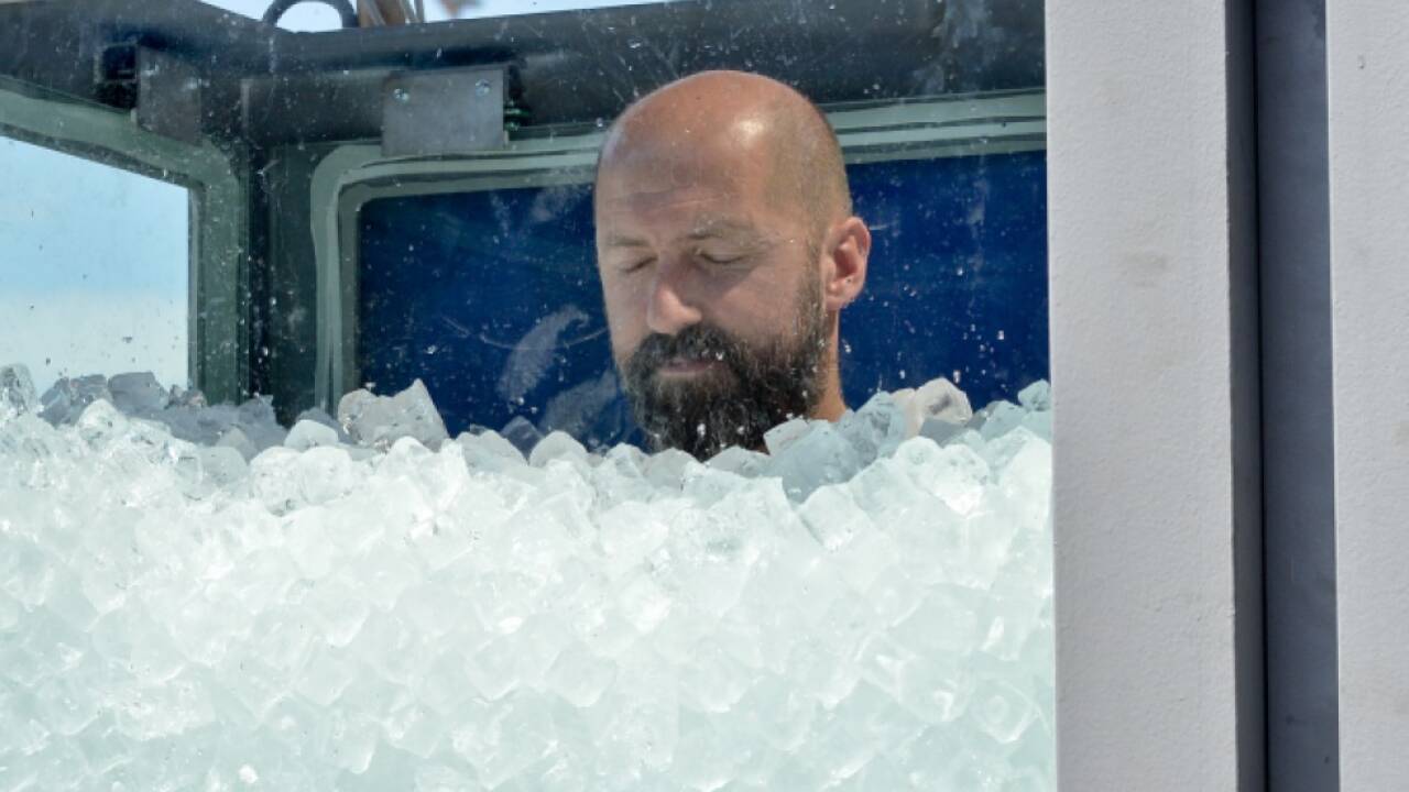 Josef Köberl in einer Glaskabine voller Eis Josef Köberl in einer Glaskabine voller Eis