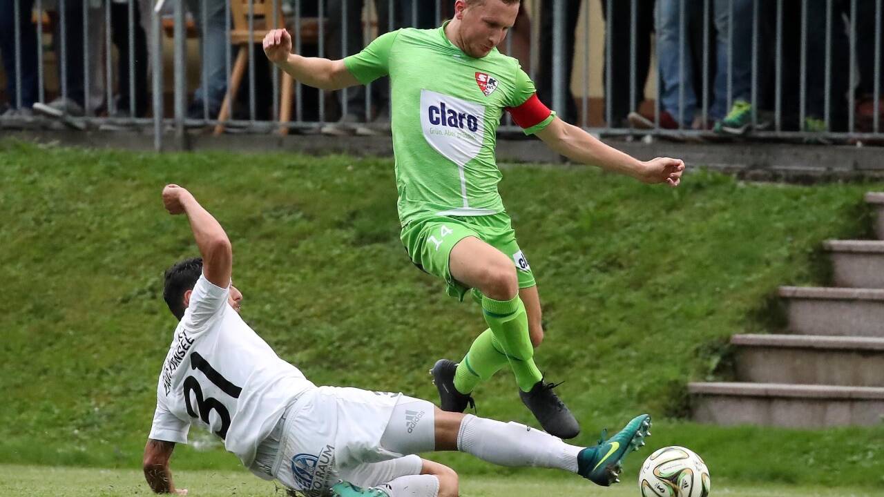 Adnets Andreas Schnöll (grünes Trikot) scheiterte gegen Altenmarkt bei einem Lattenschuss nur knapp an seinem zweiten Saisontor. Adnets Andreas Schnöll (grünes Trikot) scheiterte gegen Altenmarkt bei einem Lattenschuss nur knapp an seinem zweiten Saisontor.