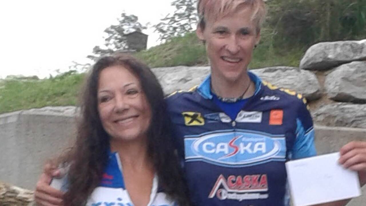 Susanne Apfel und Evelyn Sindler (v.l.) stellten sich als einzige Damen dem Anstieg. 