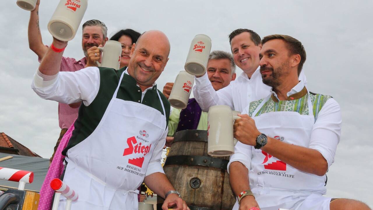 Letztes Hoch auf das Walser Dorffest: Bürgermeister Joachim Maislinger beim Bieranstich mit Stiegl-Geschäftsführer Thomas Gerbl. Mit dabei: Gregor Pabinger, Marianne Rühlemann und Günther Reichl vom Organisationskomitee sowie Bernhard Reiter von Stiegl. 