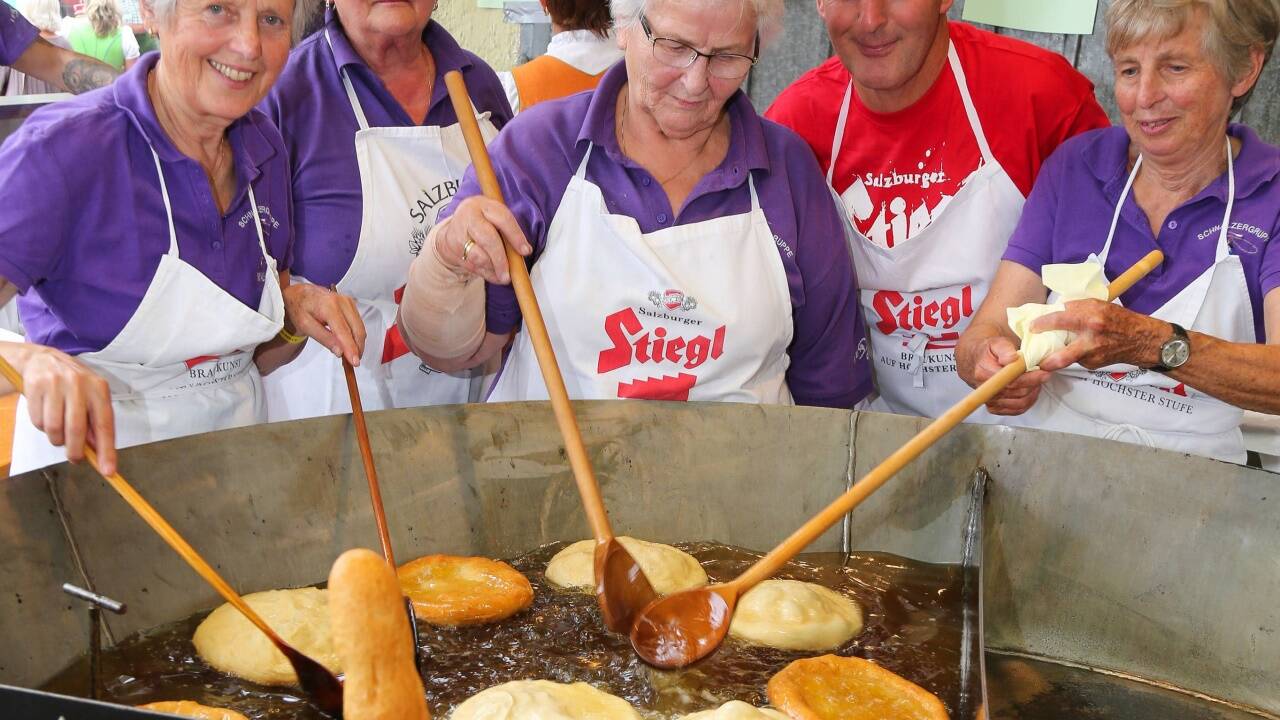 An der Riesenpfanne beim Krapfenbacken: Hilde Brötzner, Traudi Reischl, Christina Schwaighofer, Alois Hager und Christine Eisl. 