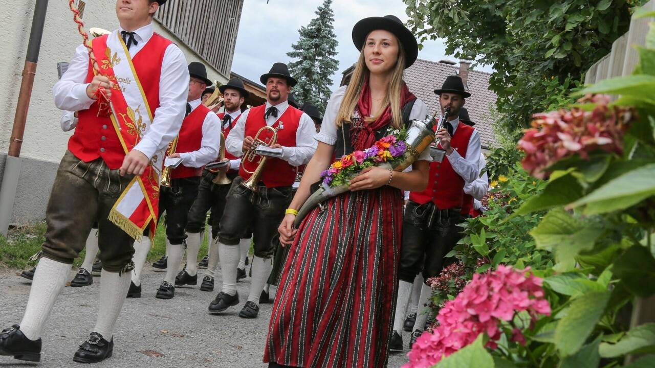 Die Walser Trachtenmusikkapelle eröffnete das Fest. 