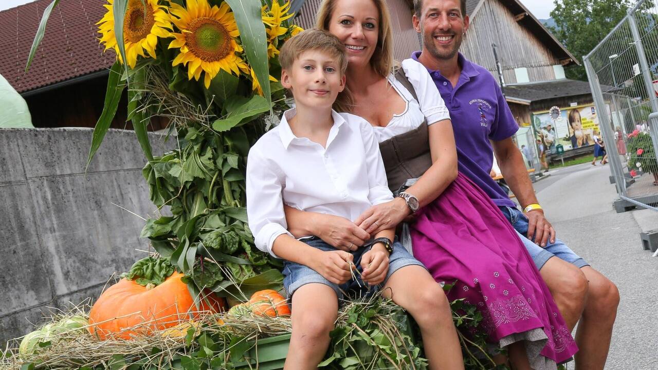 Matthias und Birgit Brötzner mit Sohn Simon und der von ihnen mit Blumen und Gemüse geschmückten Anti-Car-Ramming-Sicherheitskiste. 