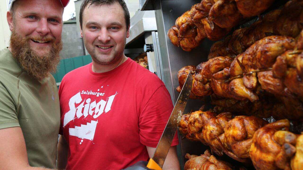 Bereiteten 600 Portionen Grillhendl zu: Dominik Mackner und Alois Eibl von den Schnalzern Viehhausen. 