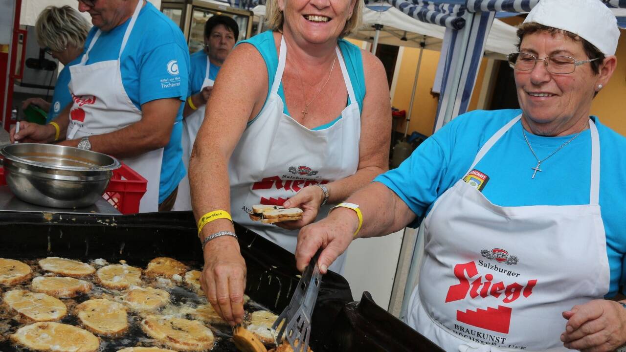 Andrea Pichler und Anni Feldinger beim Pofesen-Backen.  
