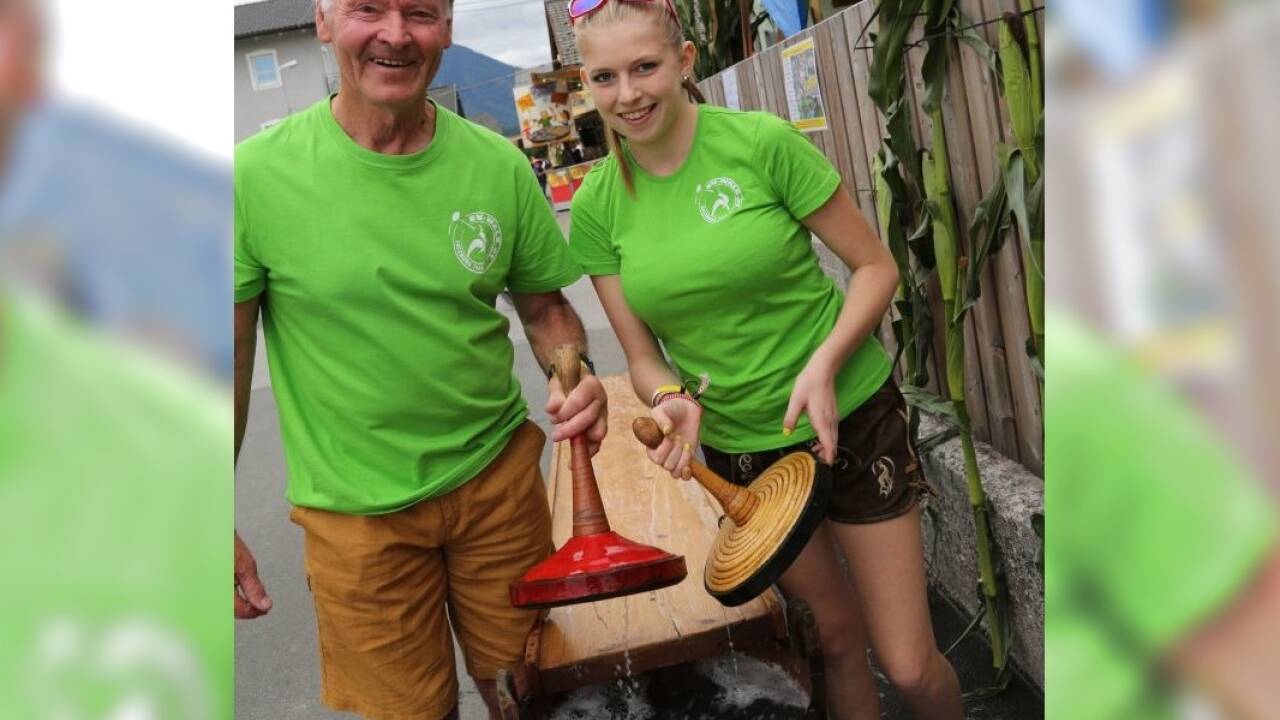Wer befördert den Stock genau in den Wassereimer? Josef Karrer und Antonia Pichler vom Stocksportverein EV Wals. 