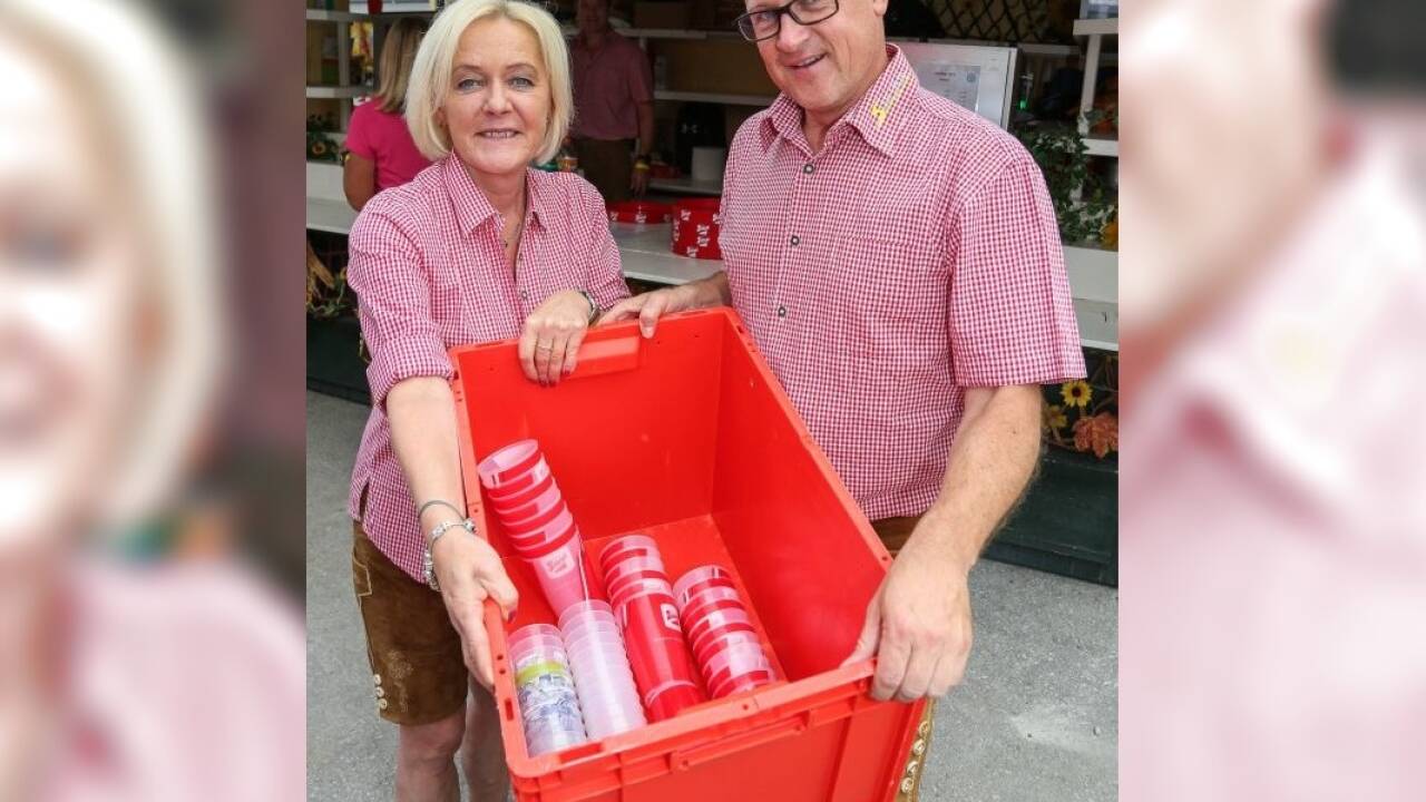Mehrwegbecher sind hier im Einsatz: Melitta Pflanzl und Christian Mittermair vom Skiclub Wals-Siezenheim. 