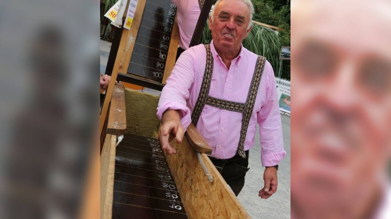 „Dafür brauchst Gefühl“: Johann Götzinger von der Kameradschaft Wals beim Bierkrugschießen. 