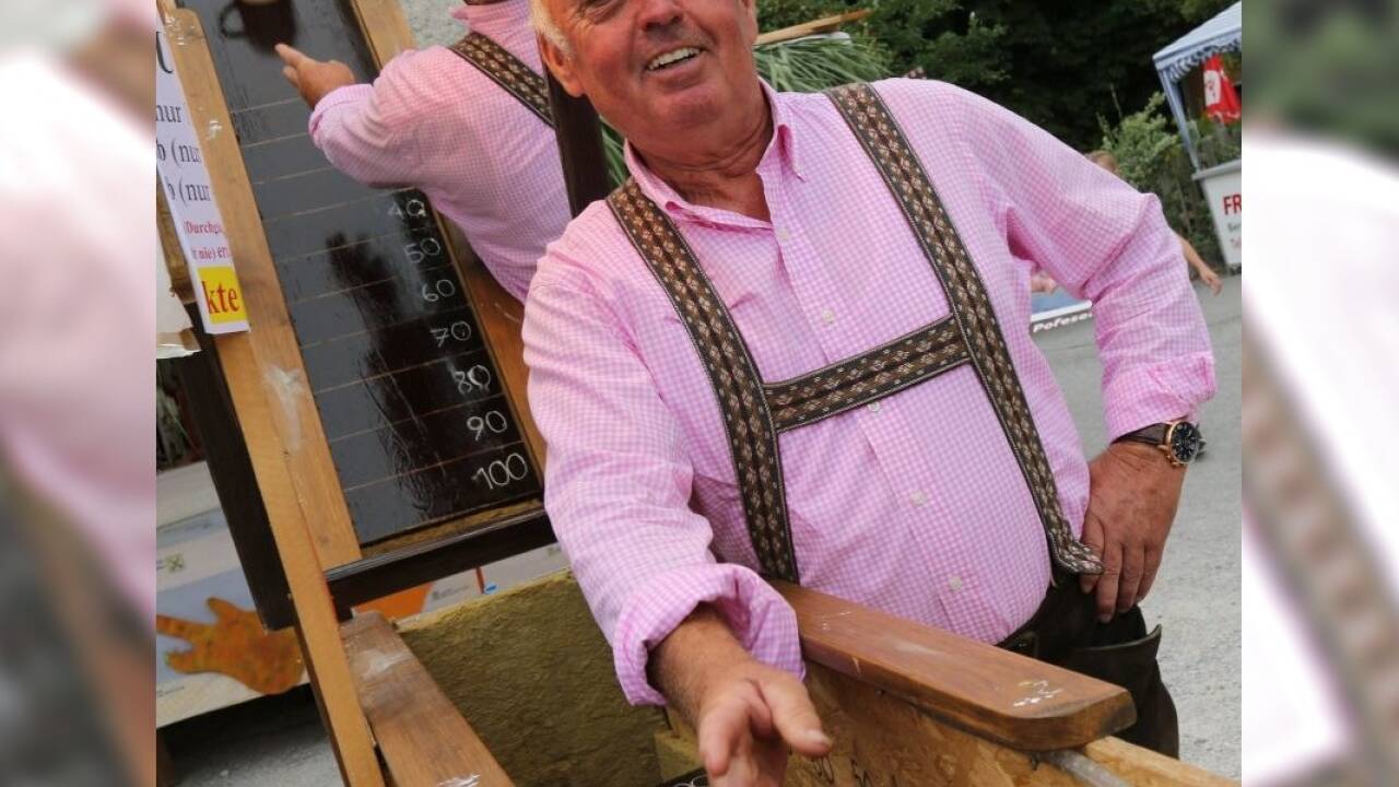 „Dafür brauchst Gefühl“: Johann Götzinger von der Kameradschaft Wals beim Bierkrugschießen. 