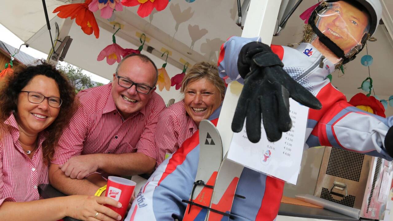 Den Kollegen Klaus Scheinast haben sie als Puppe fix am Stand installiert: Birgit und Thomas Heizinger, Anna Eichenseder vom Skiclub Wals-Siezenheim. 
