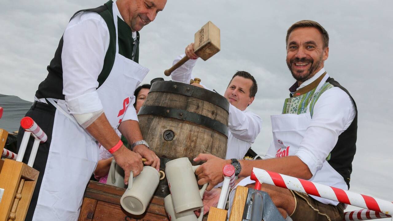 Angezapft: Das Bier für das letzte Walser Dorffest. Im Bild: Bgm. Joachim Maislinger und Stiegl-Geschäftsführer Thomas Gerbl. 