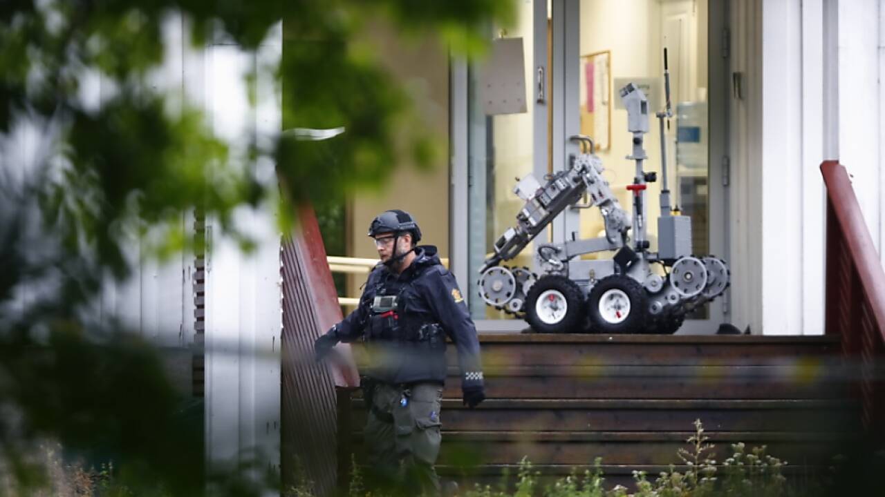 Polizist mit Roboter vor dem Eingang der Al-Nour-Moschee 