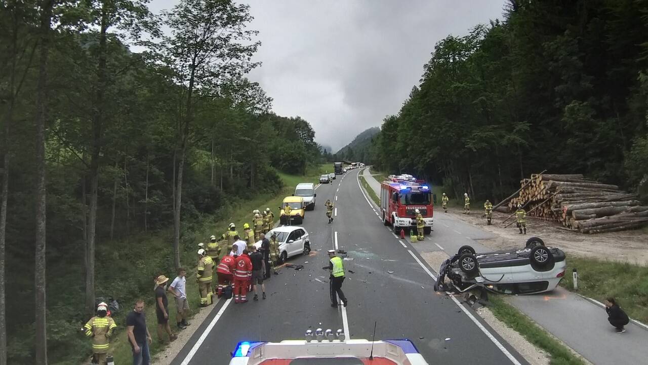 Bei dem Unfall in St. Gilgen am Montag waren vier Autos beteiligt. Bei dem Unfall in St. Gilgen am Montag waren vier Autos beteiligt.
