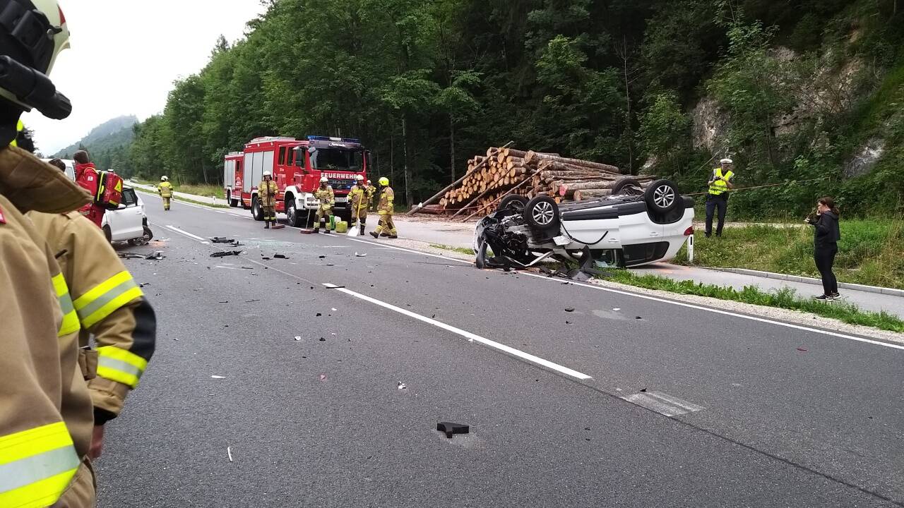 Bei dem Unfall in St. Gilgen am Montag waren vier Autos beteiligt. Bei dem Unfall in St. Gilgen am Montag waren vier Autos beteiligt.