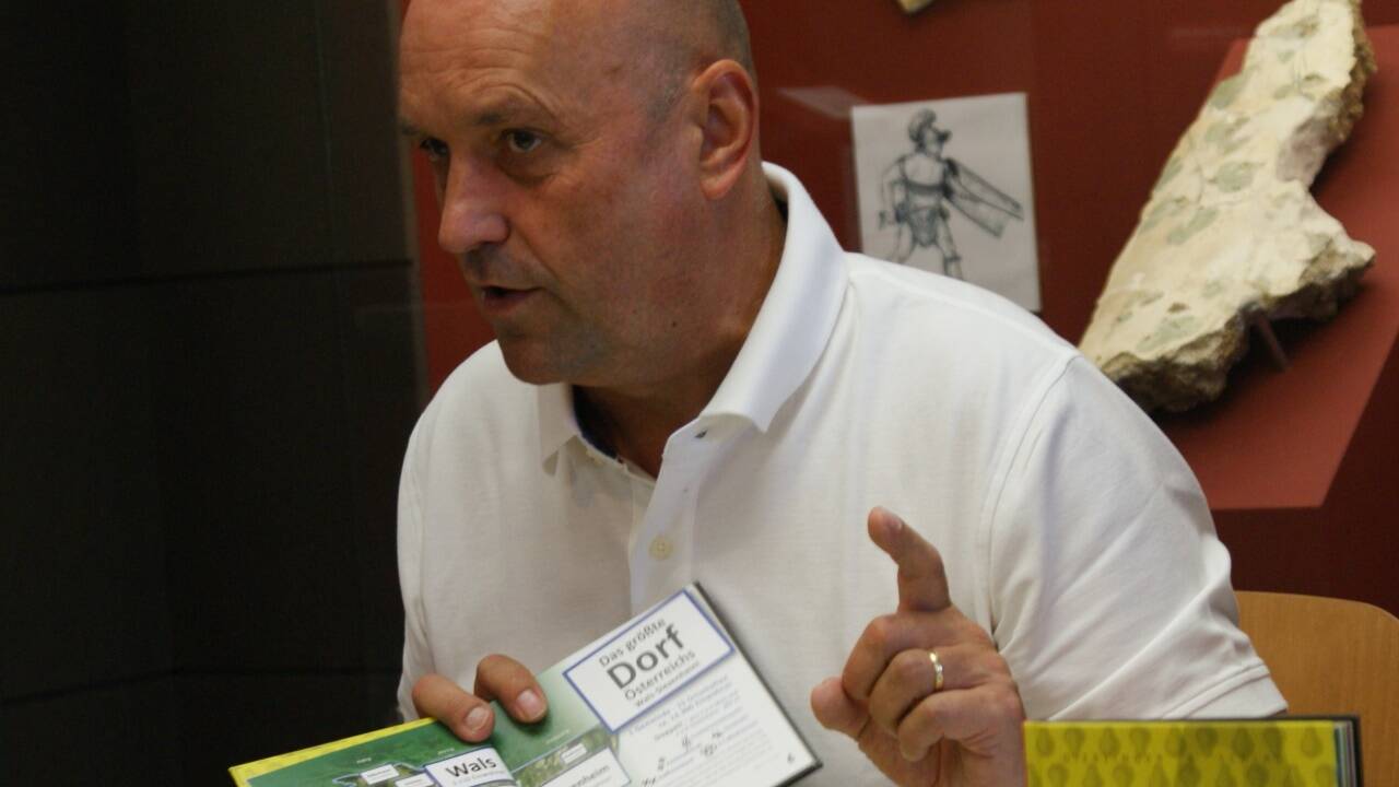 Wals-Siezenheims Bürgermeister Joachim Maislinger weißt auf die Besonderheiten des Orts hin. Wals-Siezenheims Bürgermeister Joachim Maislinger weißt auf die Besonderheiten des Orts hin.