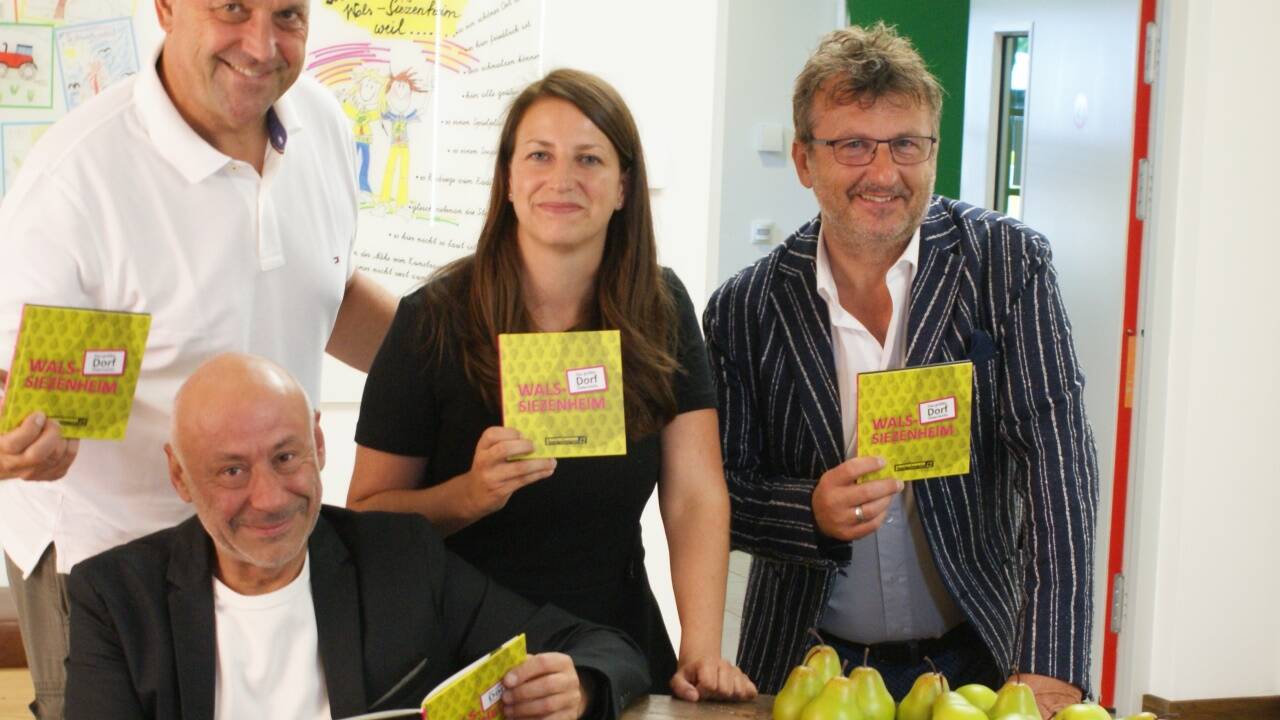 Bürgermeister Joachim Maislinger, die Autoren Bernhard Schlag und Angela Gierlinger und Bachschmiede-Chef Bernhard Robotka (v.l.) Bürgermeister Joachim Maislinger, die Autoren Bernhard Schlag und Angela Gierlinger und Bachschmiede-Chef Bernhard Robotka (v.l.)