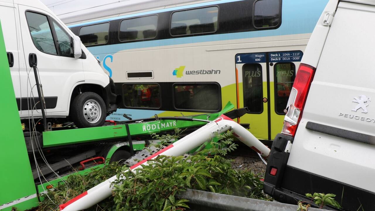 Zusammenstoß von Lkw und Zuggarnitur auf Bahnübergang in Seekirchen. 