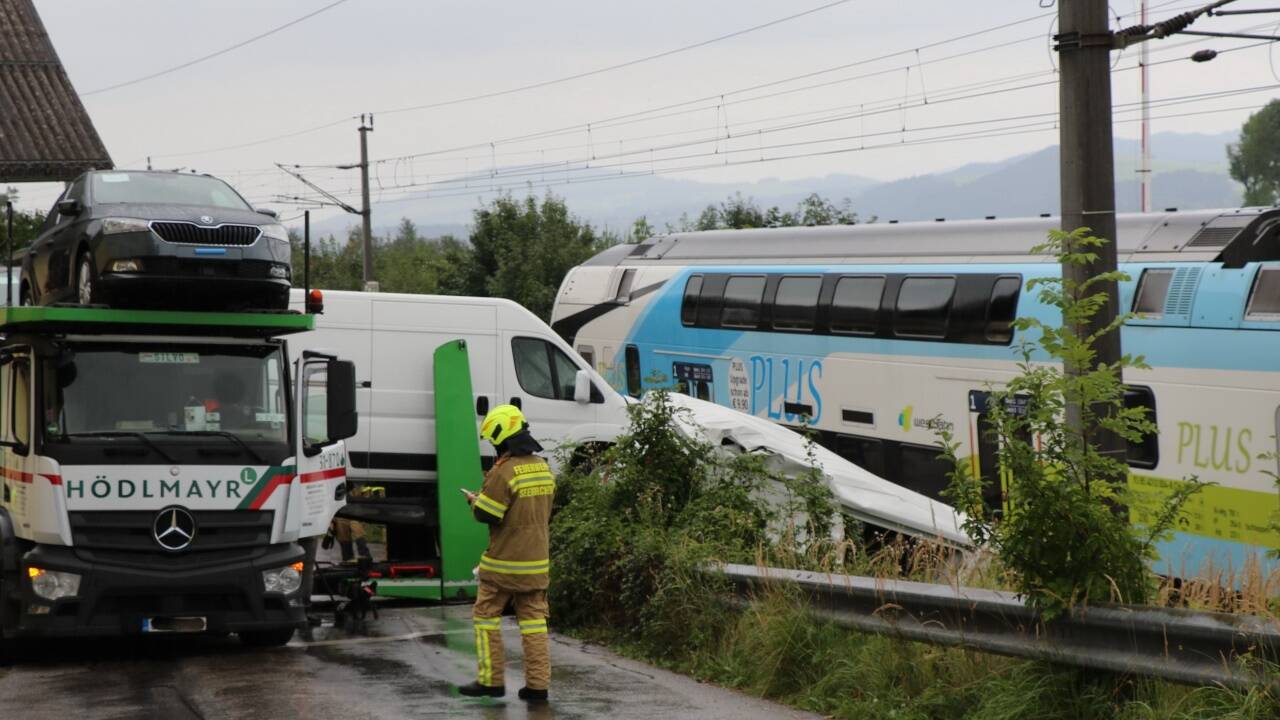 Zusammenstoß von Lkw und Zuggarnitur auf Bahnübergang in Seekirchen. 
