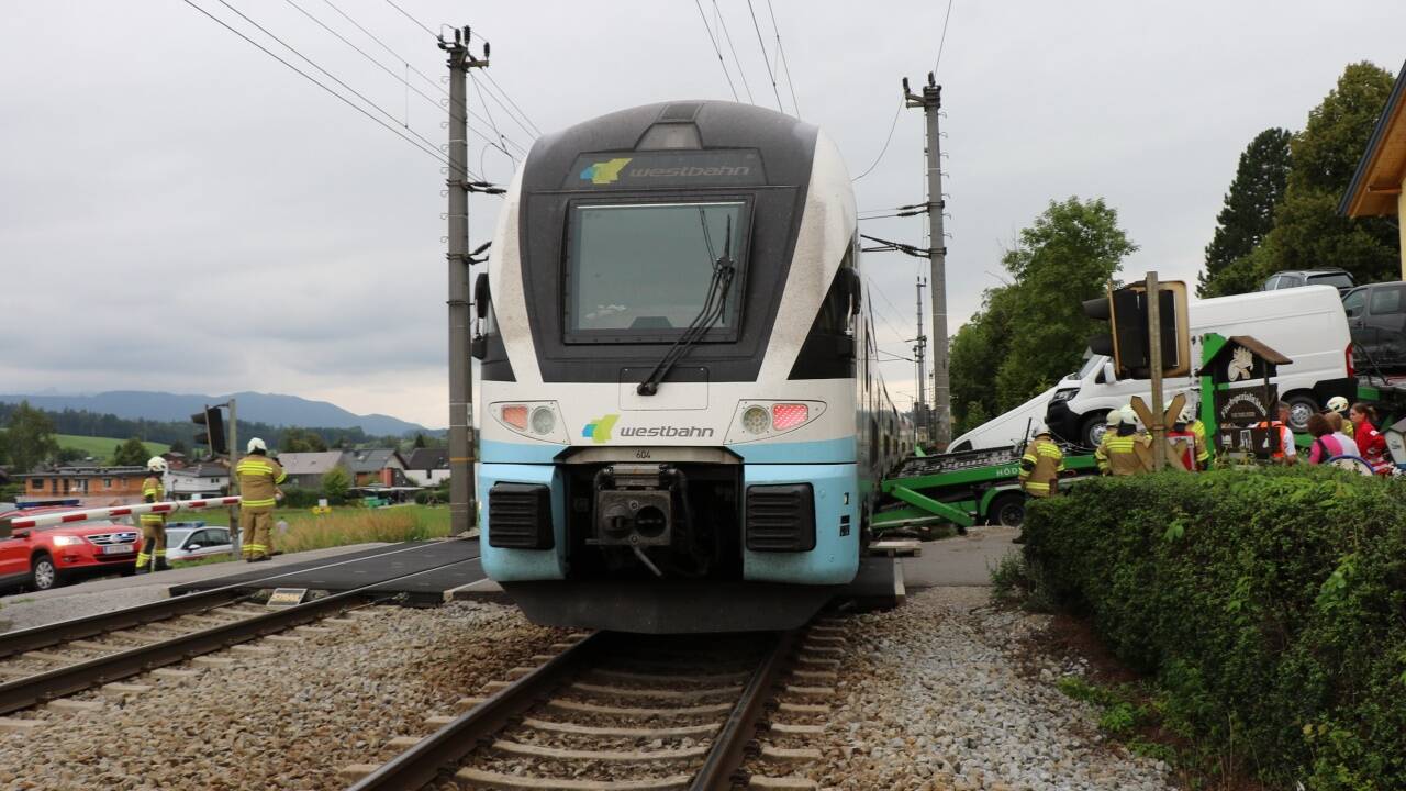 Zusammenstoß von Lkw und Zuggarnitur auf Bahnübergang in Seekirchen. 