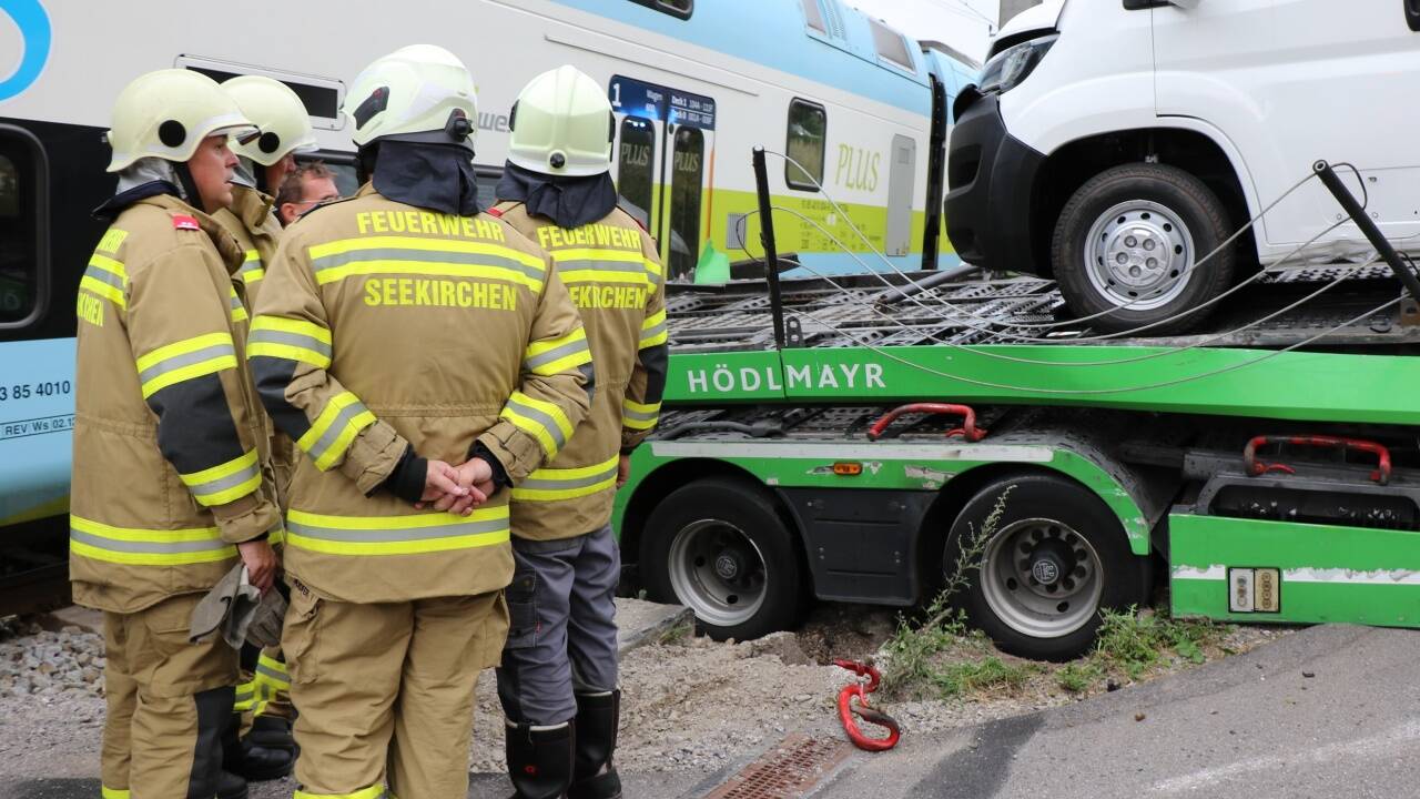 Zusammenstoß von Lkw und Zuggarnitur auf Bahnübergang in Seekirchen. 