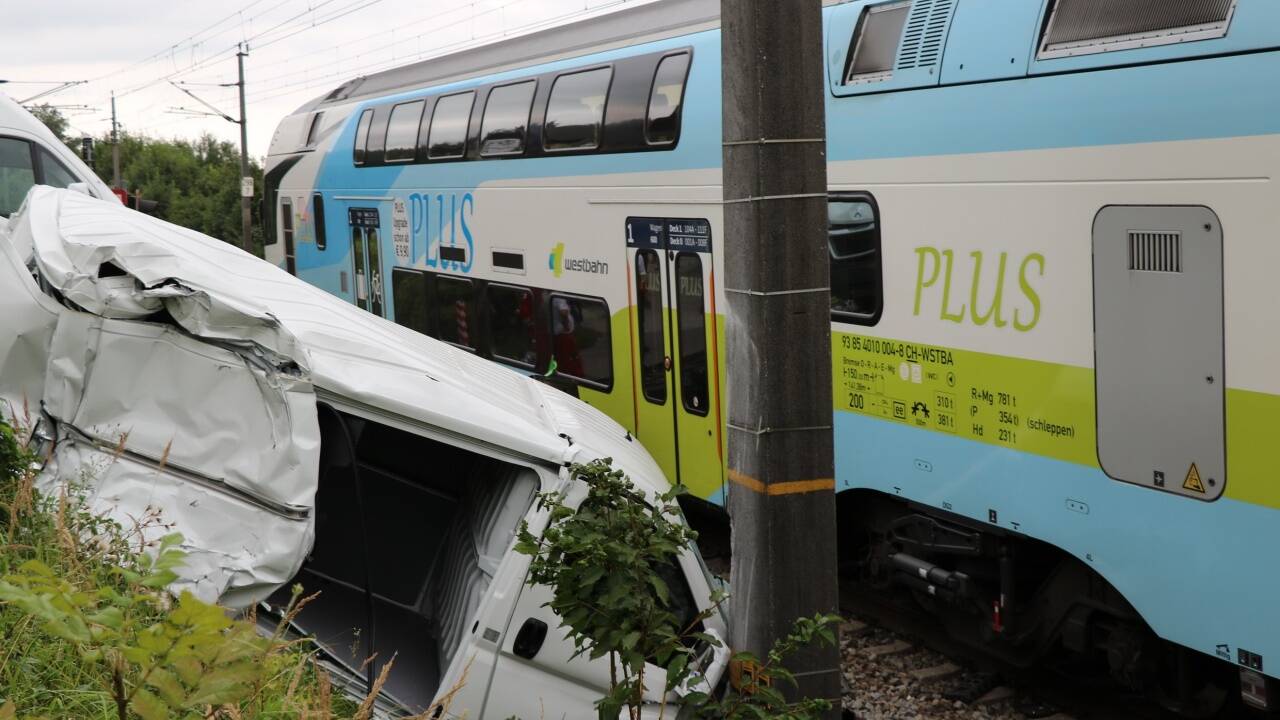 Zusammenstoß von Lkw und Zuggarnitur auf Bahnübergang in Seekirchen. 