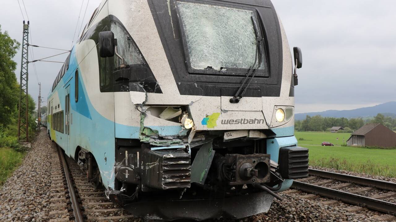 Zusammenstoß von Lkw und Zuggarnitur auf Bahnübergang in Seekirchen. 