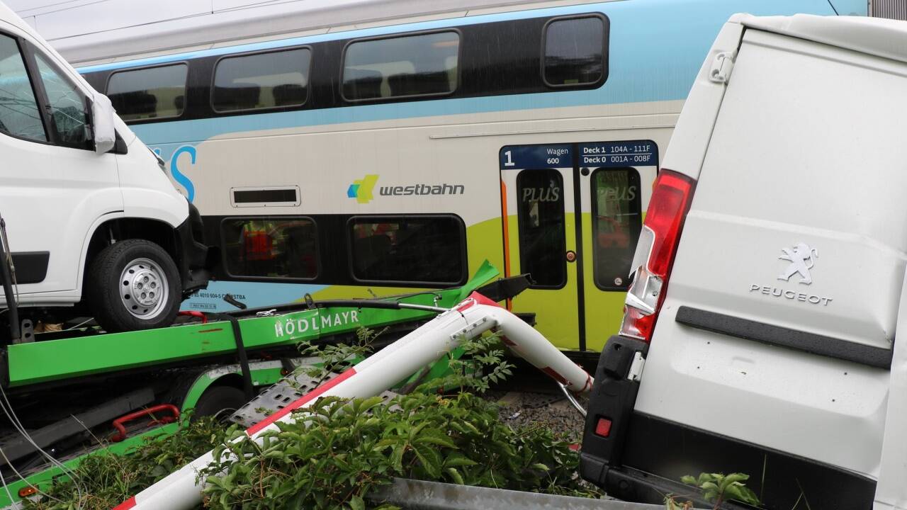 Zusammenstoß von Lkw und Zuggarnitur auf Bahnübergang in Seekirchen. 