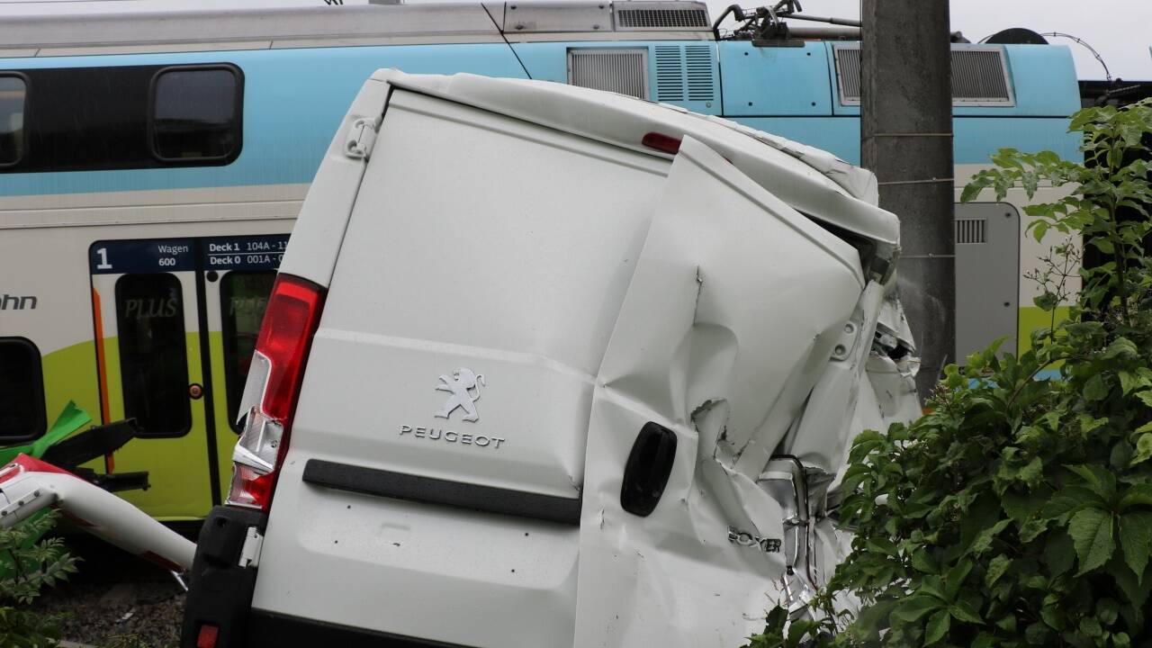 Zusammenstoß von Lkw und Zuggarnitur auf Bahnübergang in Seekirchen. 