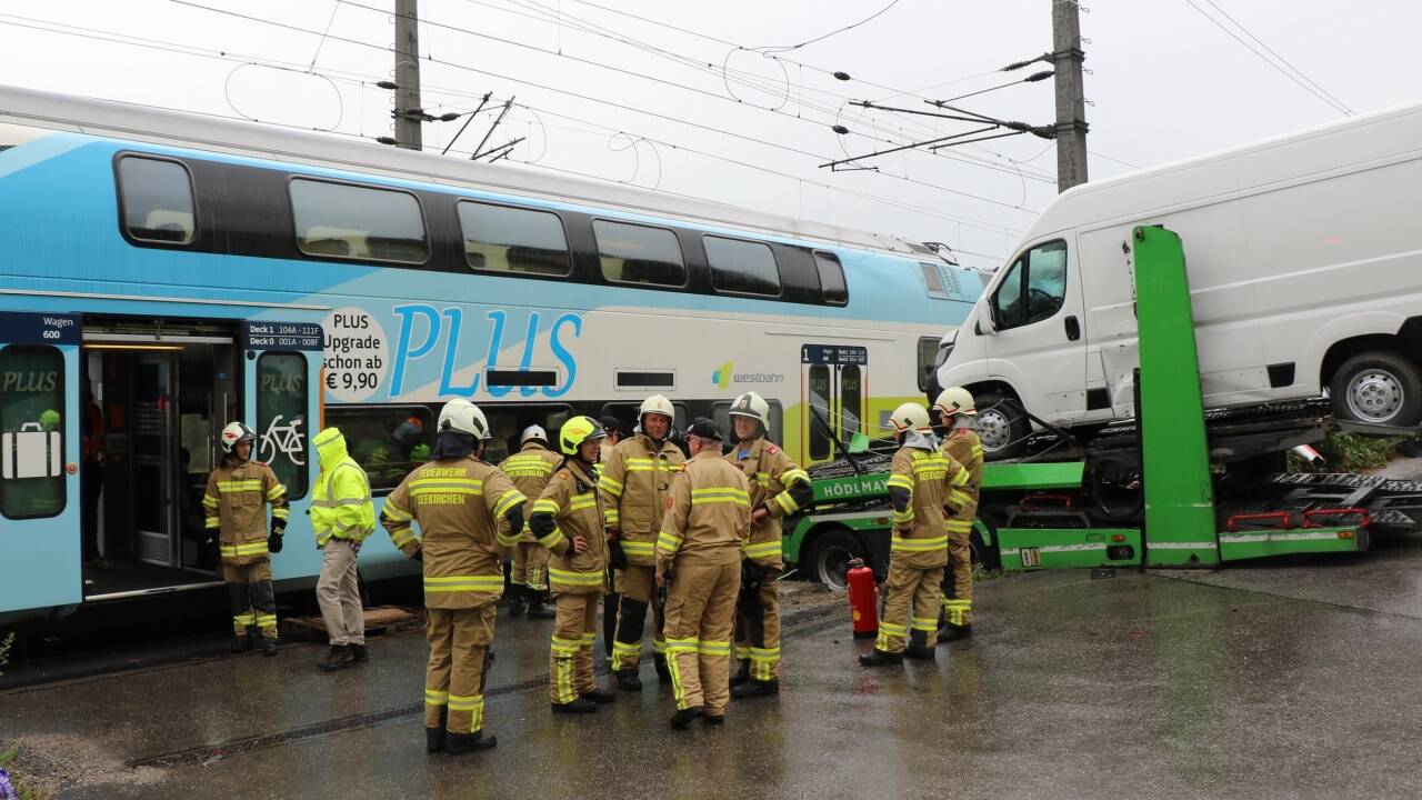 Zusammenstoß von Lkw und Zuggarnitur auf Bahnübergang in Seekirchen. 