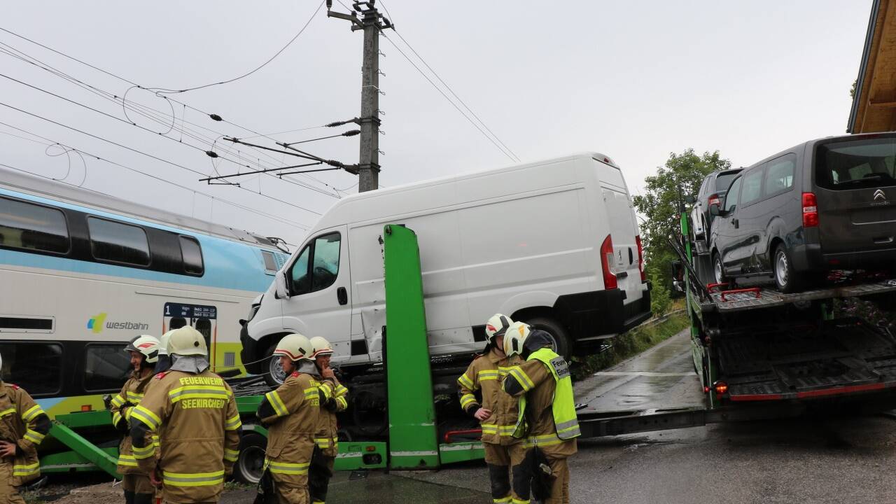 Zusammenstoß von Lkw und Zuggarnitur auf Bahnübergang in Seekirchen. 