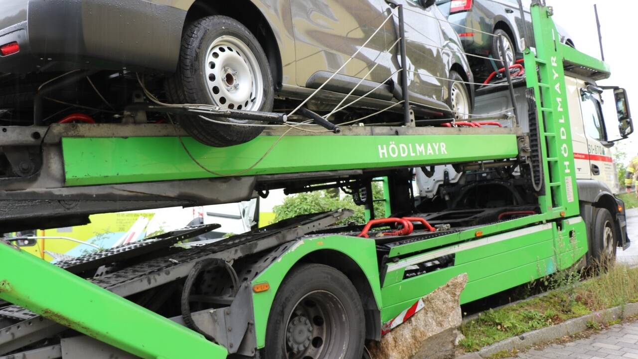 Zusammenstoß von Lkw und Zuggarnitur auf Bahnübergang in Seekirchen. 