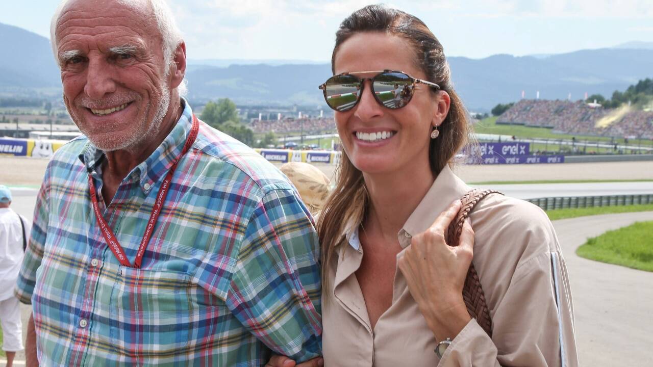 Dietrich Mateschitz (mit Freundin Marion Feichtner) zeigte sich wie knapp 200.000 vom Motorrad-Spektakel auf dem Red Bull Ring begeistert. 