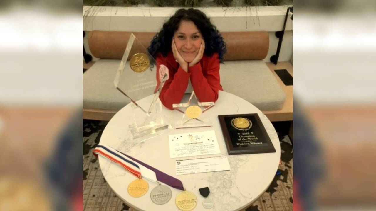 Karina Benalcázar mit Trophäen ihrer Weltmeisterschaft. 