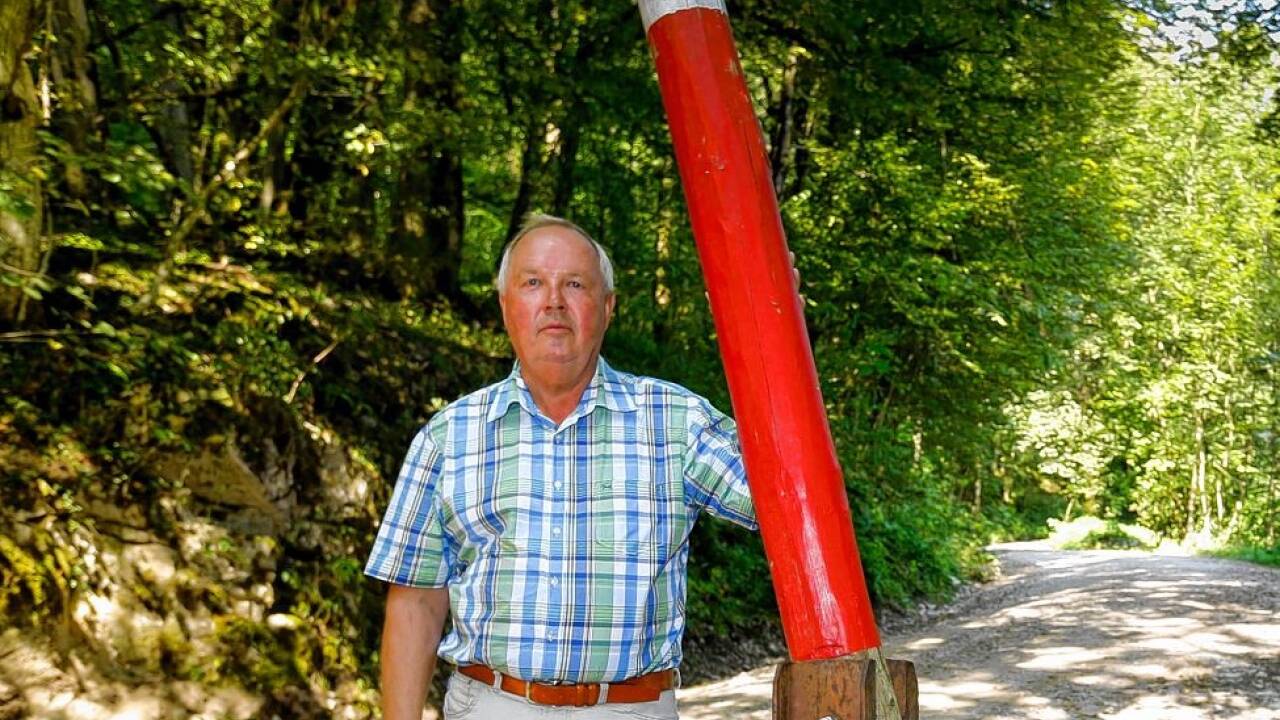 Der Kuchler Alpenvereinsvorsitzende Johann Mair im Sommer 2018 vor dem Schranken auf dem Weg zur Nesslangeralm. Der Kuchler Alpenvereinsvorsitzende Johann Mair im Sommer 2018 vor dem Schranken auf dem Weg zur Nesslangeralm.