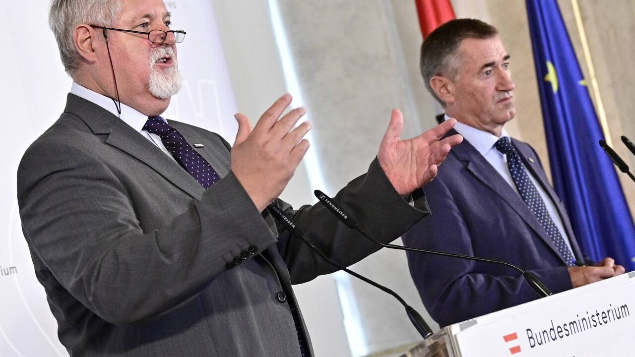 Der Direktor des Bundesamtes für Verfassungsschutz und Terrorismusbekämpfung, Peter Gridling, und der Generaldirektor für öffentliche Sicherheit, Franz Lang bei der Präsentation des "Verfassungsschutzbericht 2018" im Bundesministerium für Inneres (BMI).  Der Direktor des Bundesamtes für Verfassungsschutz und Terrorismusbekämpfung, Peter Gridling, und der Generaldirektor für öffentliche Sicherheit, Franz Lang bei der Präsentation des 'Verfassungsschutzbericht 2018' im Bundesministerium für Inneres (BMI).