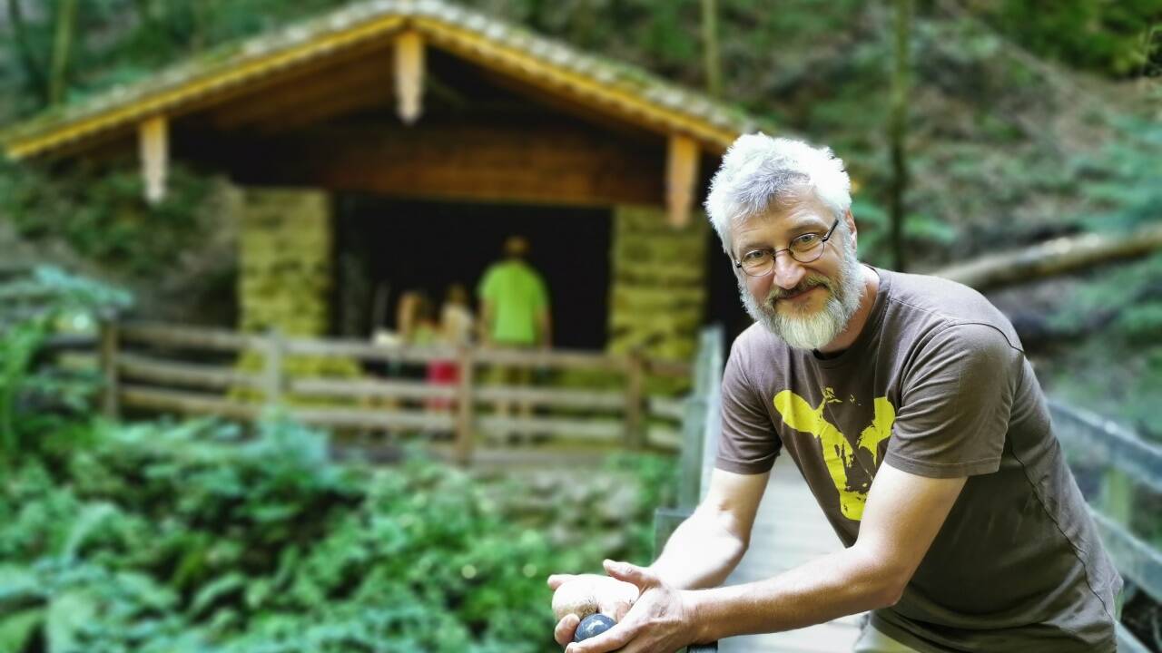 Paul Herbst ist Geologe und arbeitet für ein technisches Büro. In seiner Freizeit lässt er eine Mühle Steinkugeln formen.  