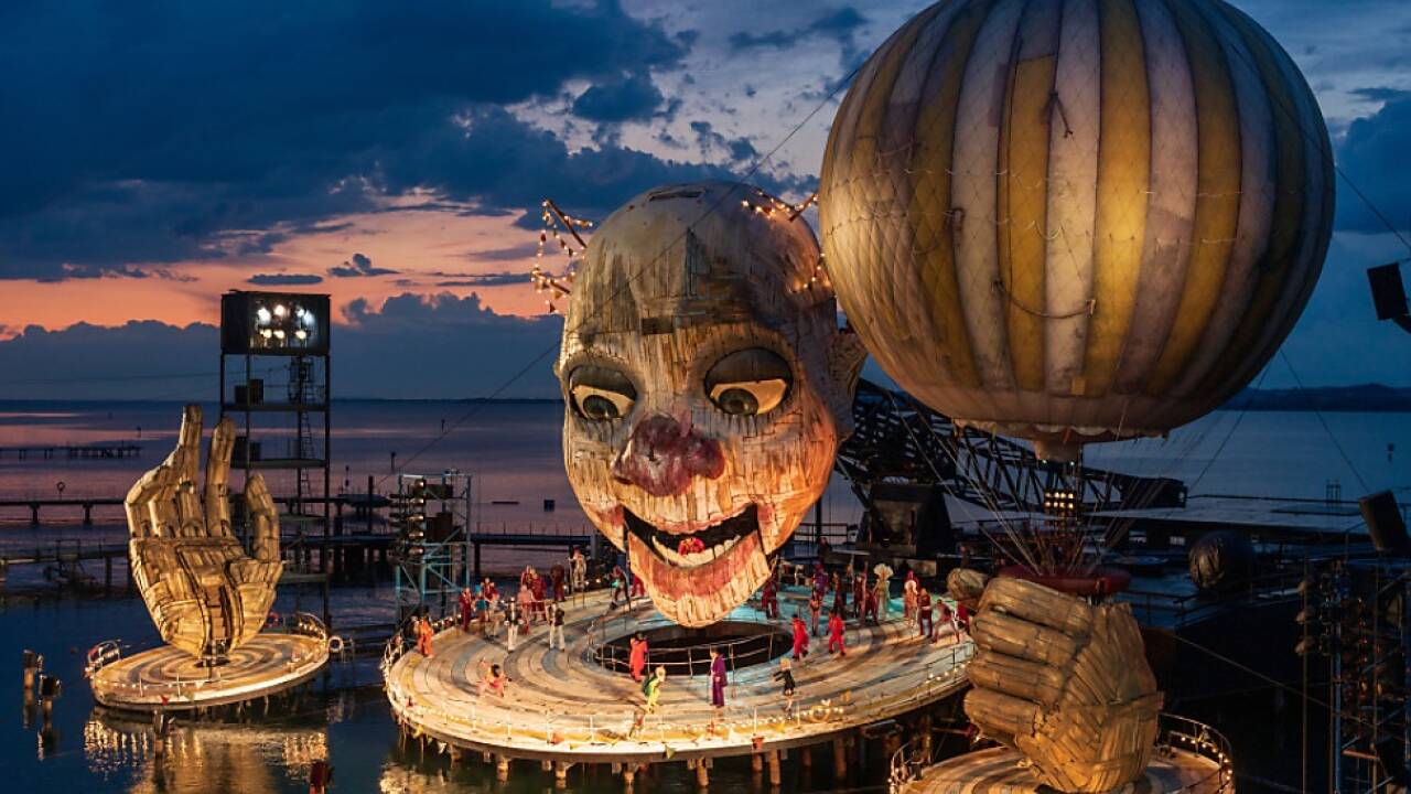 Szenenbild von "Rigoletto" auf der Seebühne Szenenbild von 'Rigoletto' auf der Seebühne