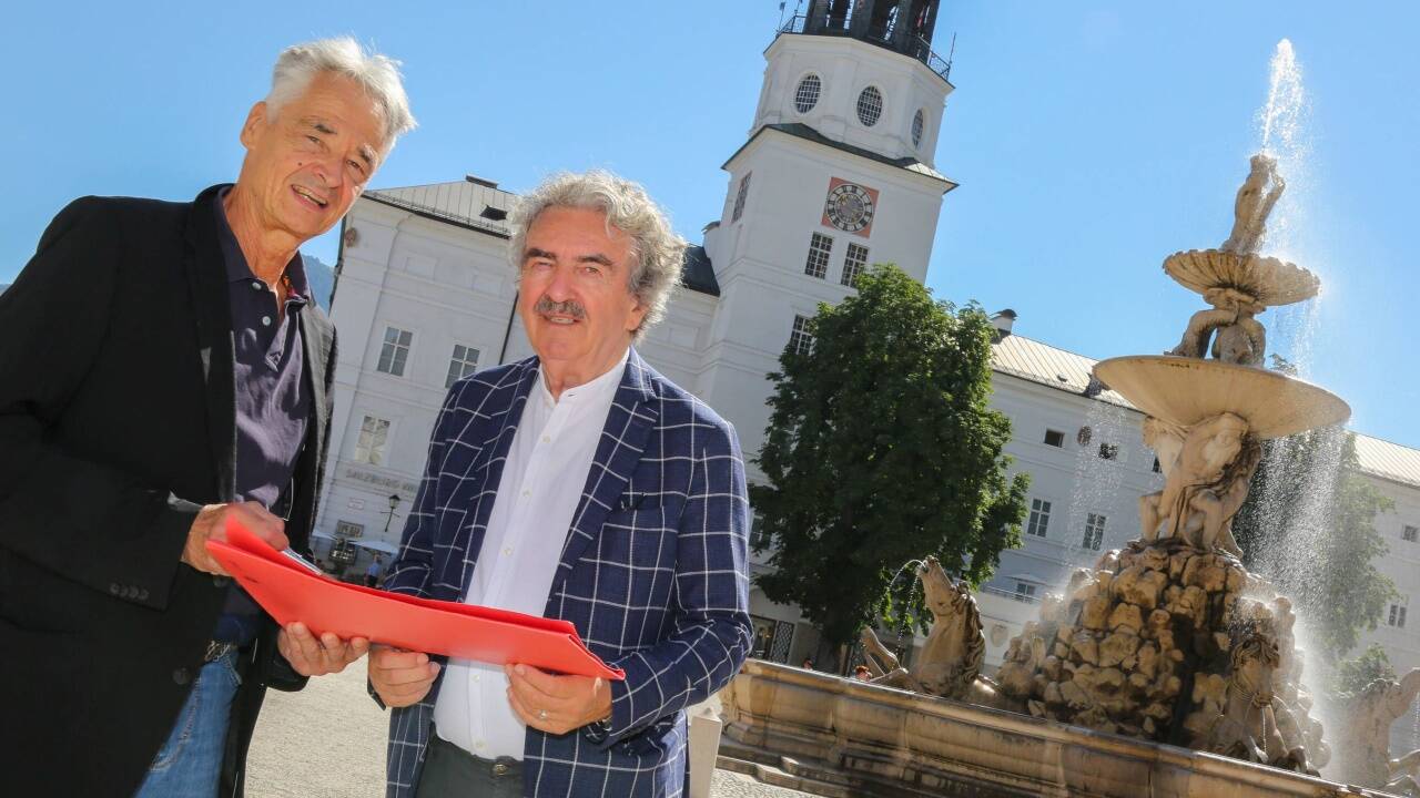 Eduard Widmann und Erich Wagner sind stolz auf „ihren“ Residenzplatz. 