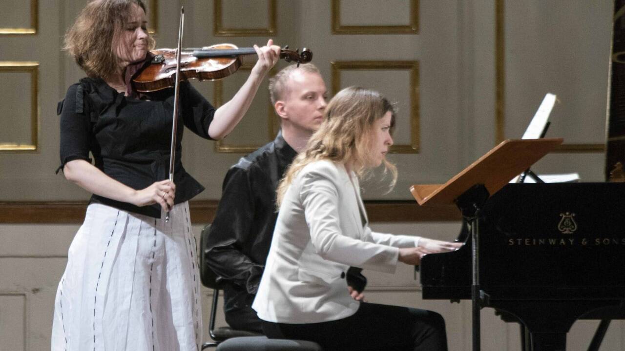 Die Geigerin Patricia Kopatschinskaja und Polina Leschenko im Mozarteum. Die Geigerin Patricia Kopatschinskaja und Polina Leschenko im Mozarteum.