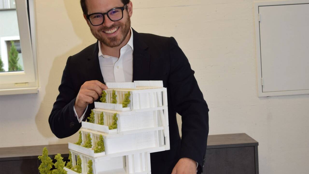 Projektentwickler Fabian Vorderegger zeigt einen Teil des geplanten Gebäudes, das nach vorne, zur Münchner Bundesstraße hin, lärmgeschützt, aber mit Photovoltaik-Elementen ausgestattet wird. Die straßenabgewandte Seite wird mit Balkonen samt viel Grün ausgestattet.  Bilder:  