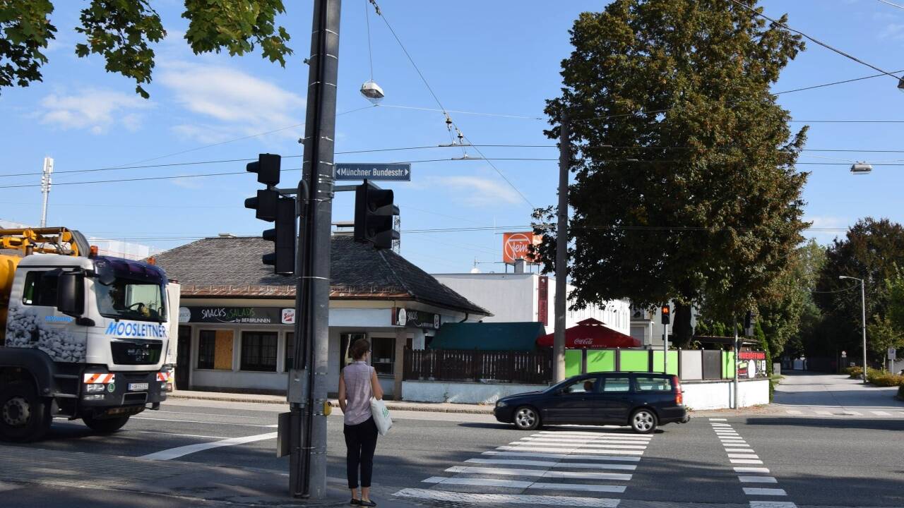 Derzeit ragt der „Bierbrunnen“ weit in die Münchner Bundesstraße hinein. Anstelle der Kreuzung kommt ein Kreisverkehr. 