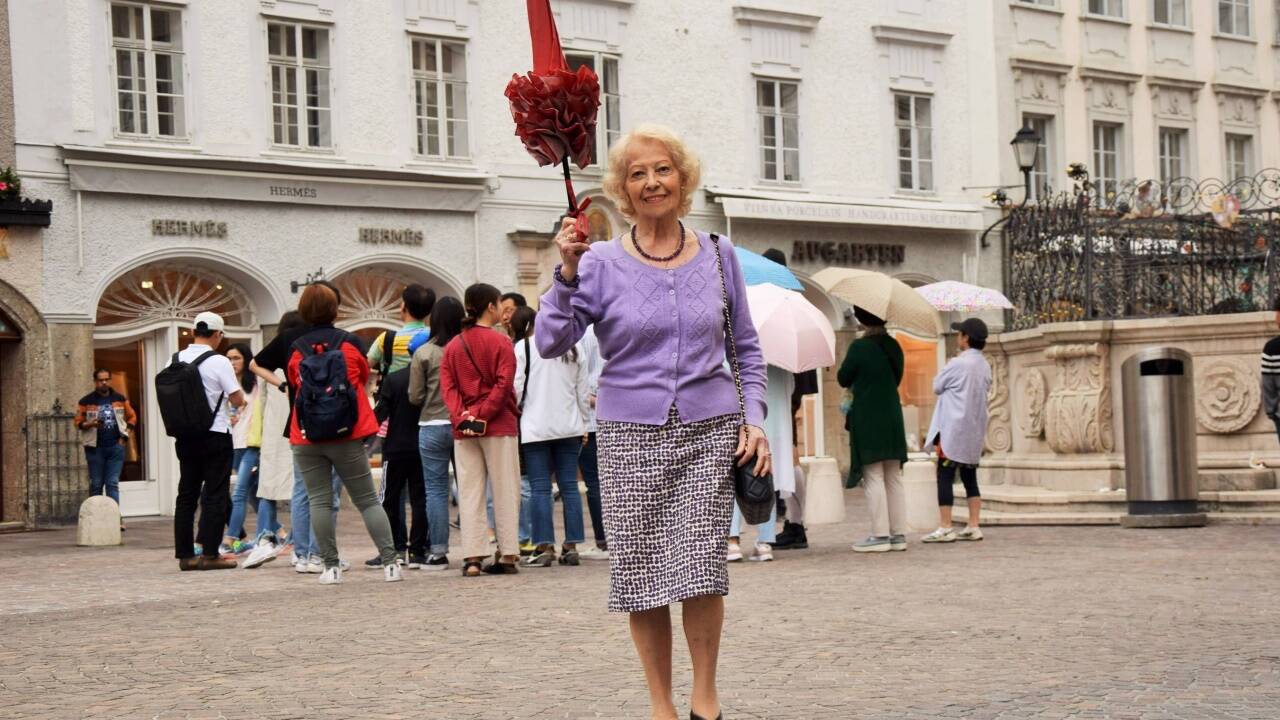 So kennen sie ihre Gruppen: Als Markenzeichen hat Fremdenführerin Ivana Benozzo stets ihren roten Kirchtag-Regenschrim samt Rüschen dabei – mittlerweile bereits in vierter Ausführung. 