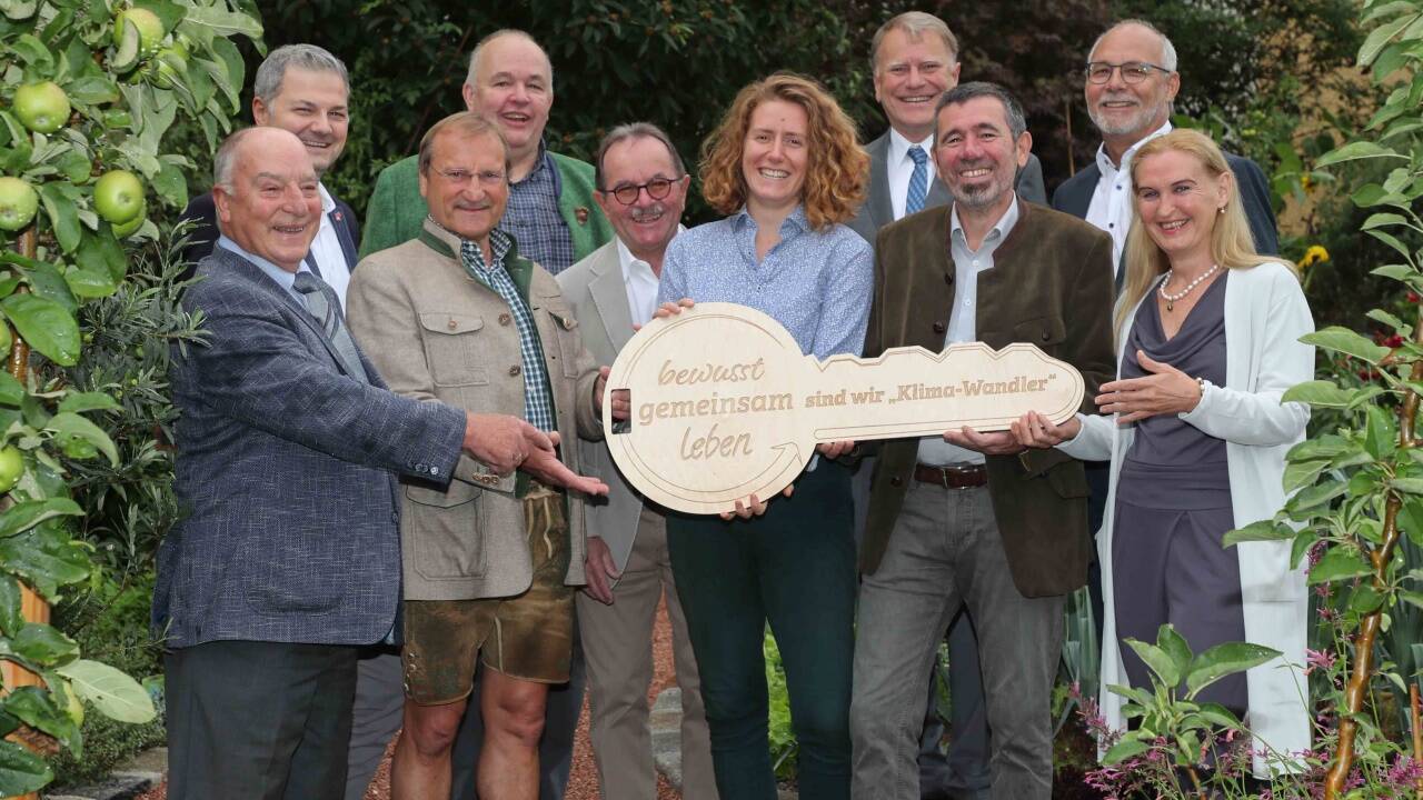 Im Bild: vorne v.l.: Karl Siegartsleitner (ehemaliger Bürgermeister Steinbach an der Steyr und Nachhaltigkeitspionier), Ernst Walter Schrempf (Öko-Hotel Schloss Thannegg und Initiator Klimanotstand), Klaus Fronius (Vision 24 Stunden Sonne), Katharina Rogenhofer (Klimavolksbegehren), Georg Dygruber (Initiator des Lösungskongresses) und seine Frau Elisabeth. Hinten v.l.: Christian Silmbroth (Stiegl), Karl Forcher (Initiator des Lösungskongress), Klaus Pöttinger (Pöttinger Fermenter) und Günther Mitterer (Präsident Salzburger Gemeindeverband).  