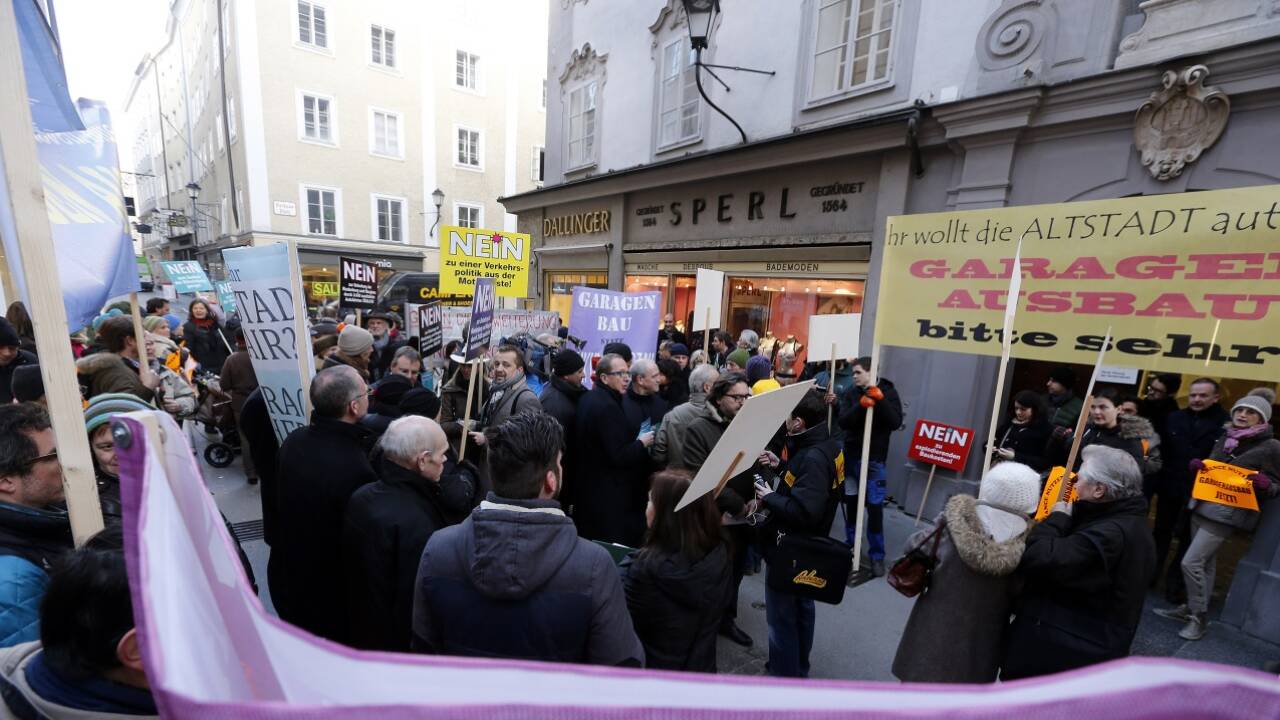 Schon mehrmals haben die Gegner des Mönchsberggaragen-Ausbaus vor dem Rathaus protestiert. 