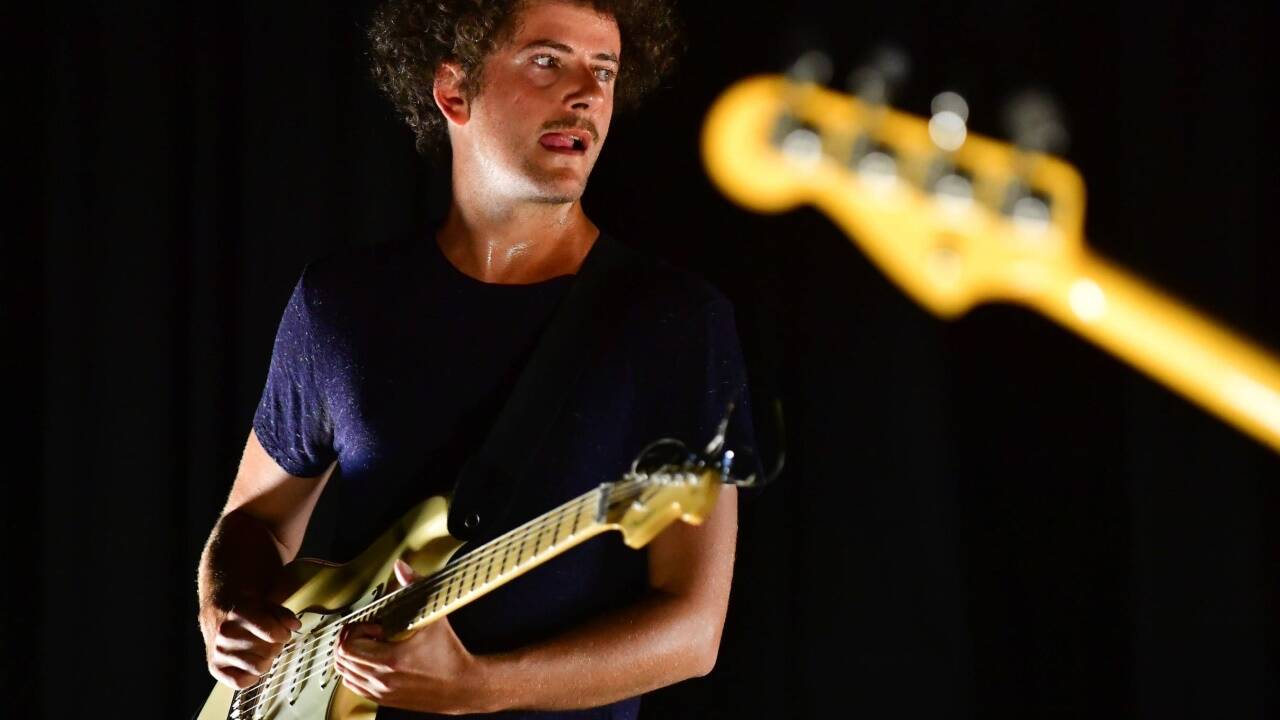 Abacaxi-Gitarrist Julien Desprez bei den Short Cuts. Er ist ein Meister, wenn’s um Schreddern geht. Bei ihm sind es freilich Töne, keine Festplatten. Abacaxi-Gitarrist Julien Desprez bei den Short Cuts. Er ist ein Meister, wenn’s um Schreddern geht. Bei ihm sind es freilich Töne, keine Festplatten.