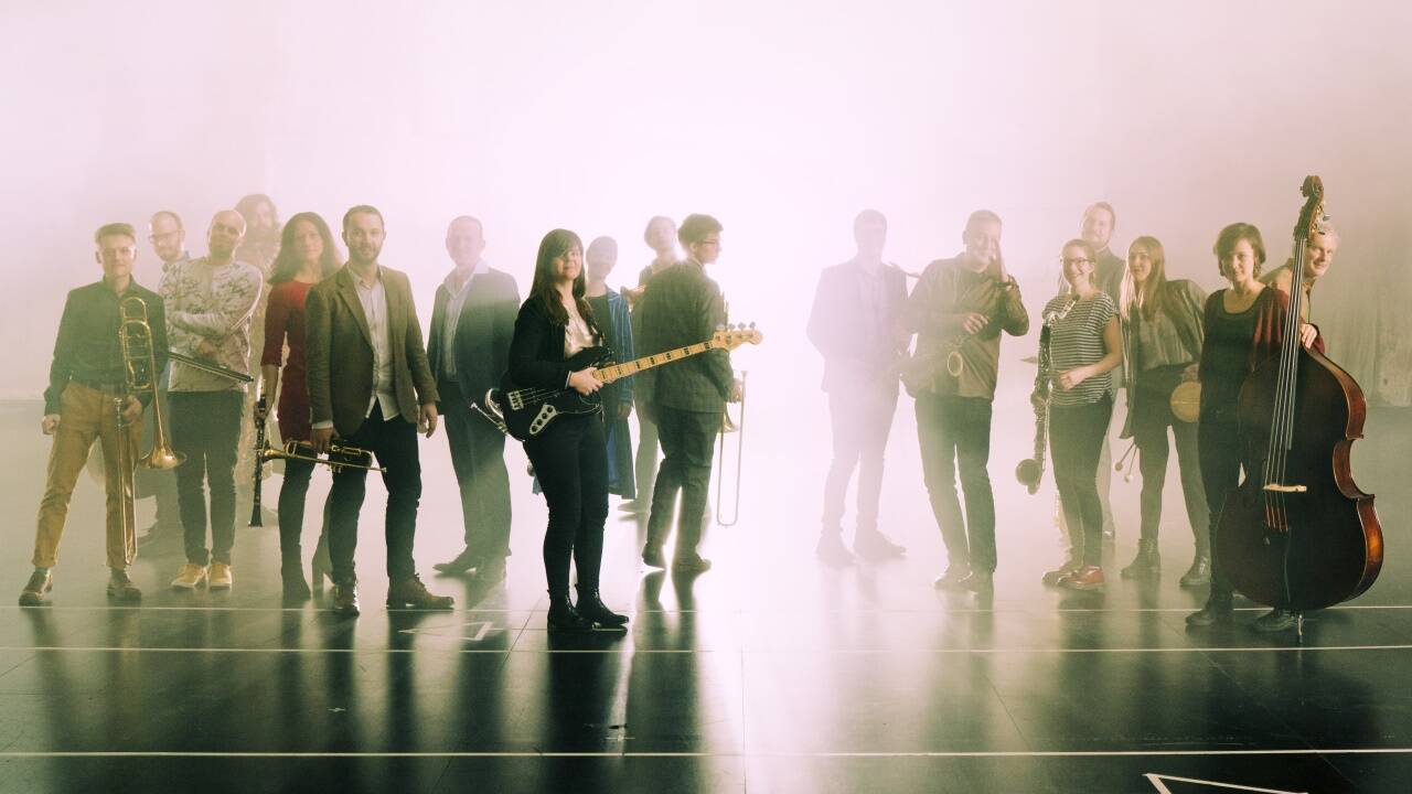 Sechs Musikerinnen, elf Musiker und ein Leiter: Christian Muthspiel (ganz rechts) und sein Orjazztra Vienna. Sechs Musikerinnen, elf Musiker und ein Leiter: Christian Muthspiel (ganz rechts) und sein Orjazztra Vienna.